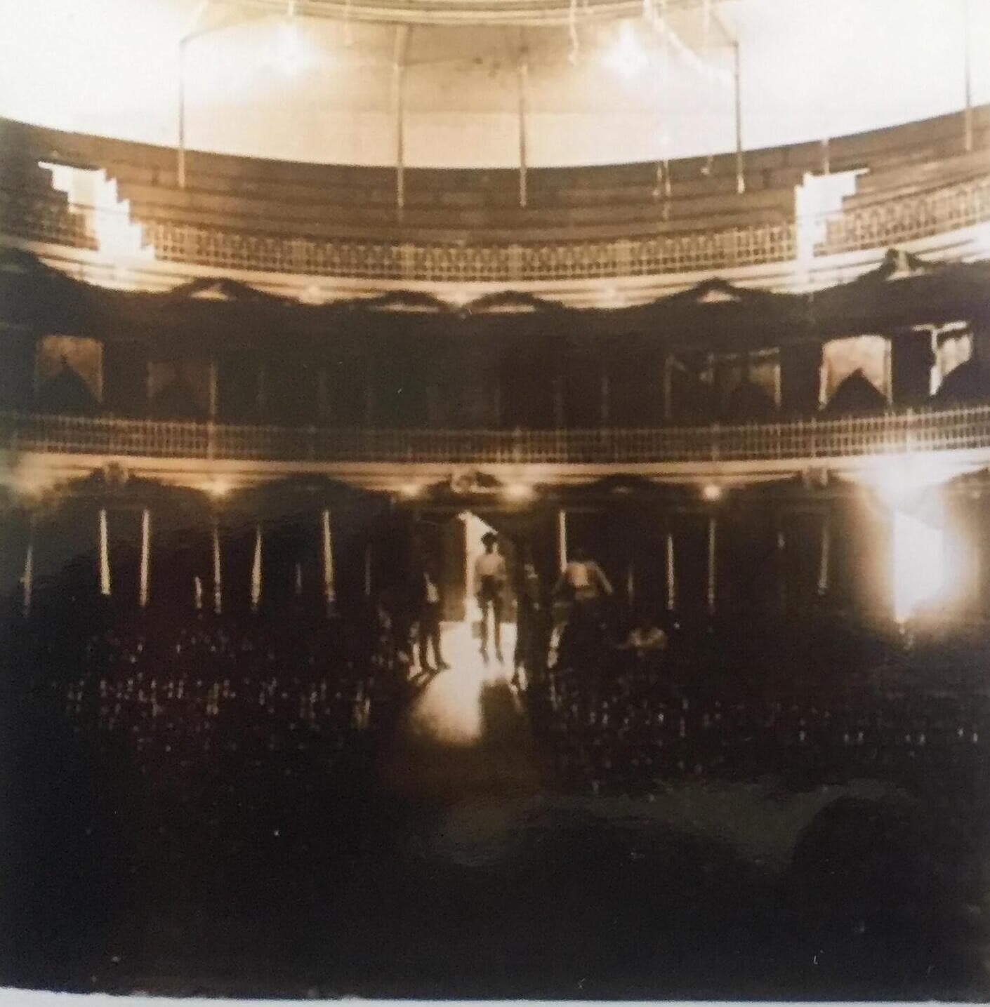 O interior em ferradura na noite de inauguração do Theatro — 31 de outubro de 1914. Registro estereoscópico; aqui, um dos dois quadros do par.