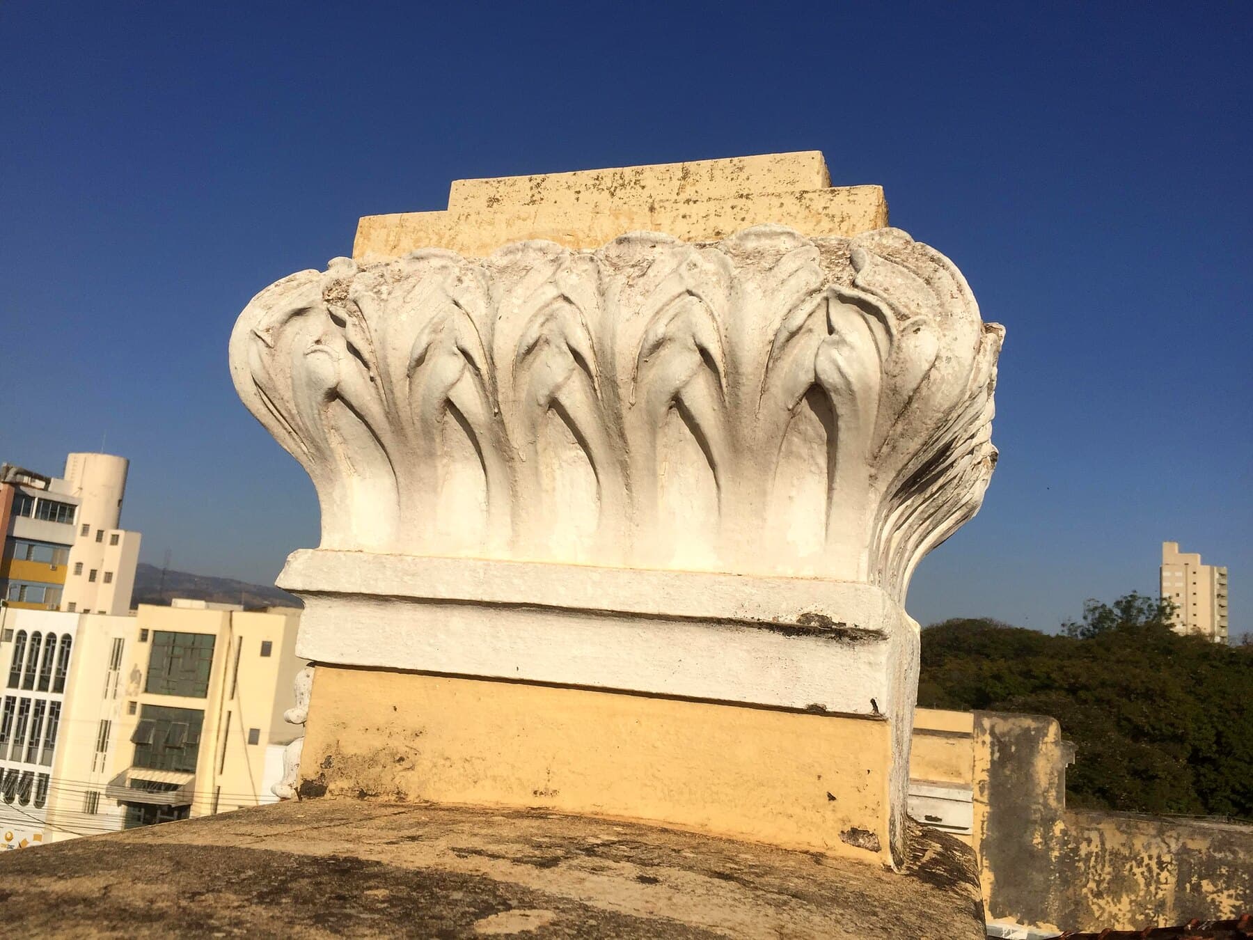 Capitel coríntio restaurado, com folhas de acanto.