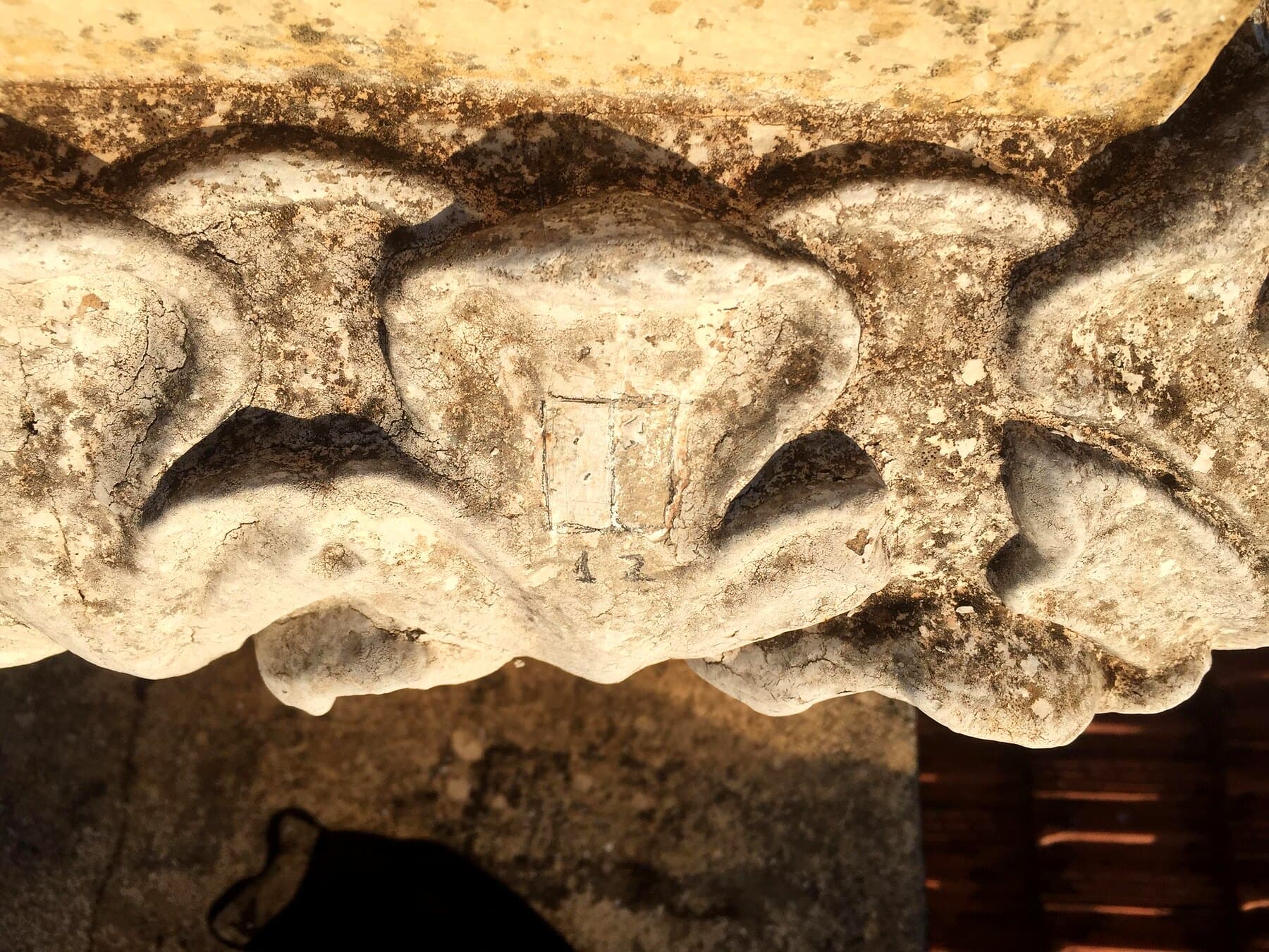 Detalhe da cornija ornamental com mísulas.