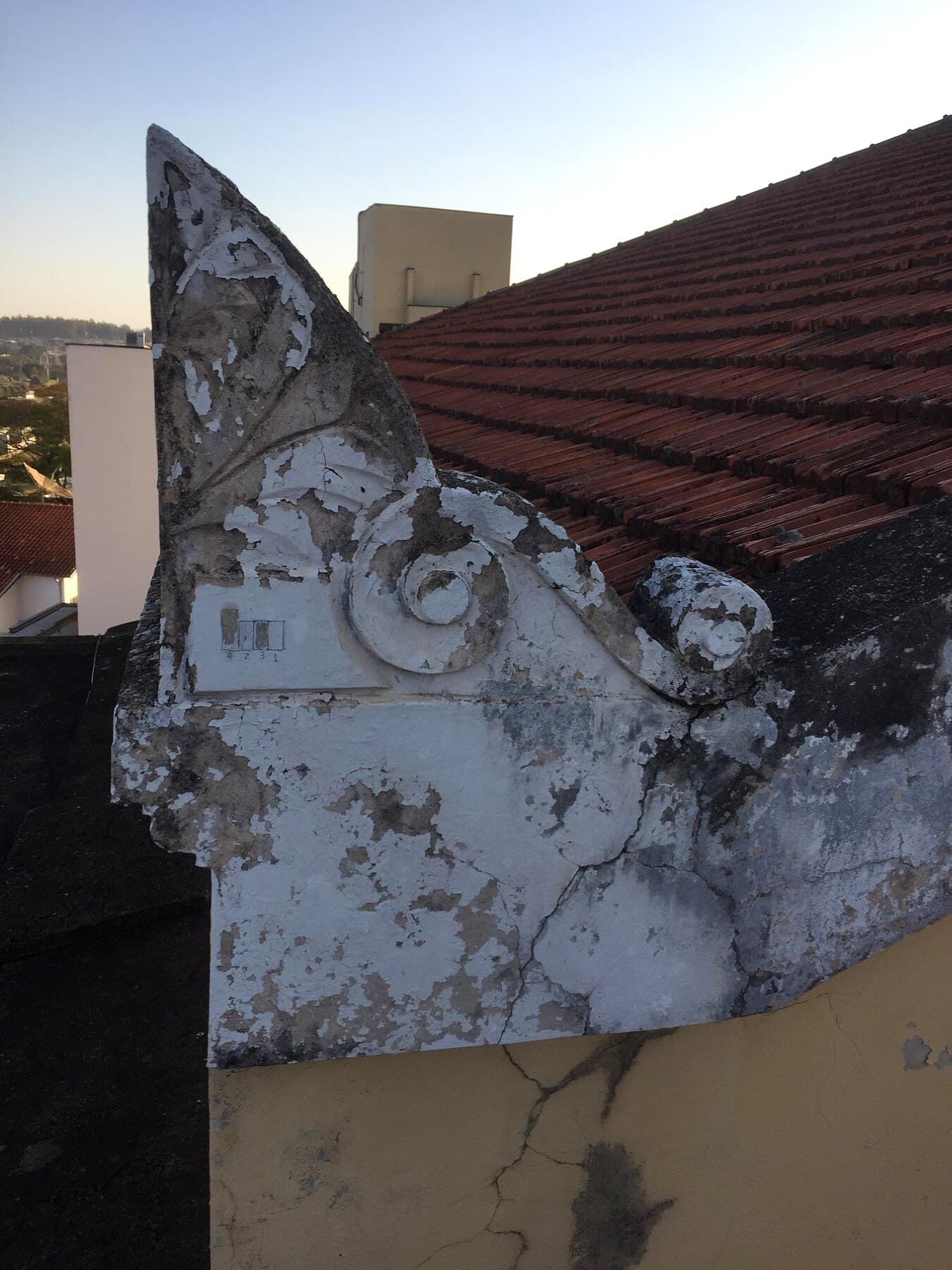 Friso pintado da platibanda junto ao telhado, após o restauro.