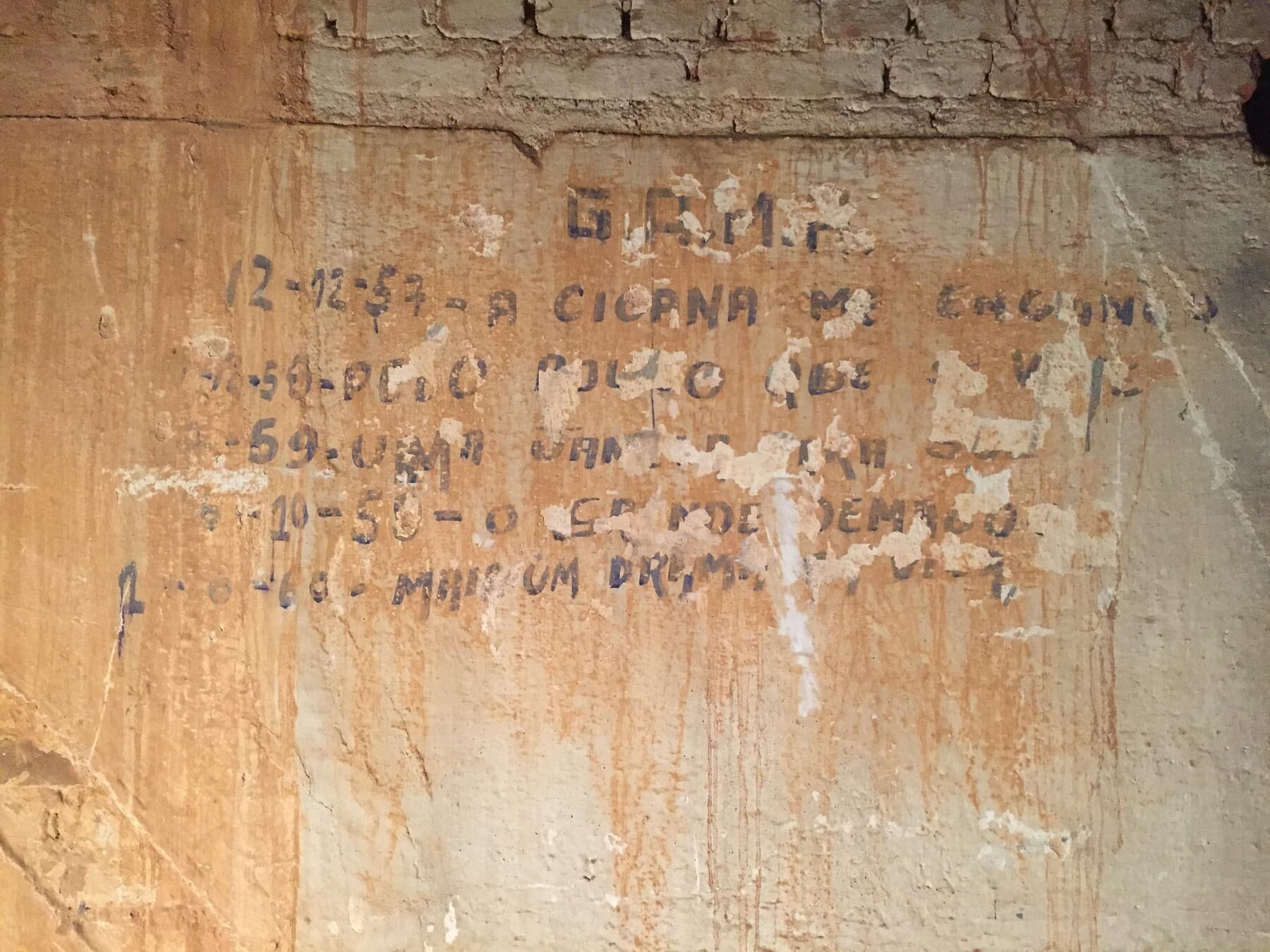 Inscrições a lápis reveladas sob as camadas de tinta durante o restauro.