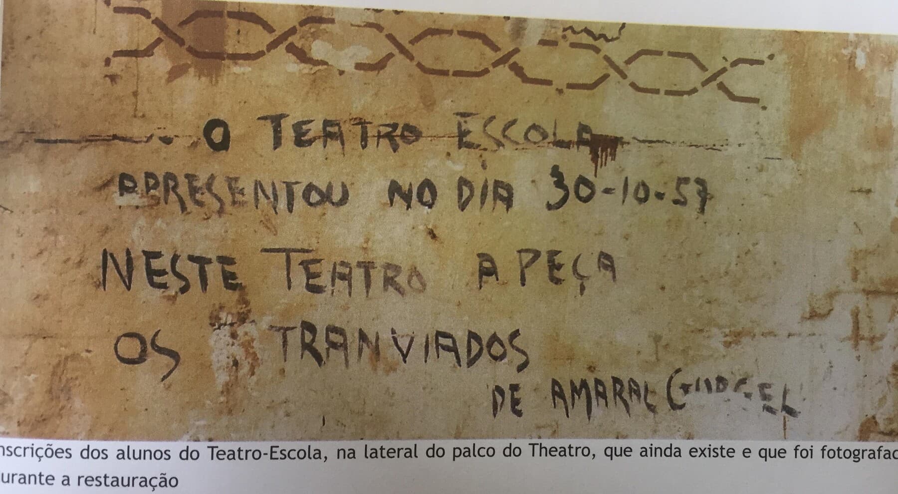 Inscrição preservada na lateral do palco: alunos do Teatro-Escola registraram a peça “Os Transviados”, de Amaral Gurgel, encenada em 30 de outubro de 1957 — mantida no restauro.