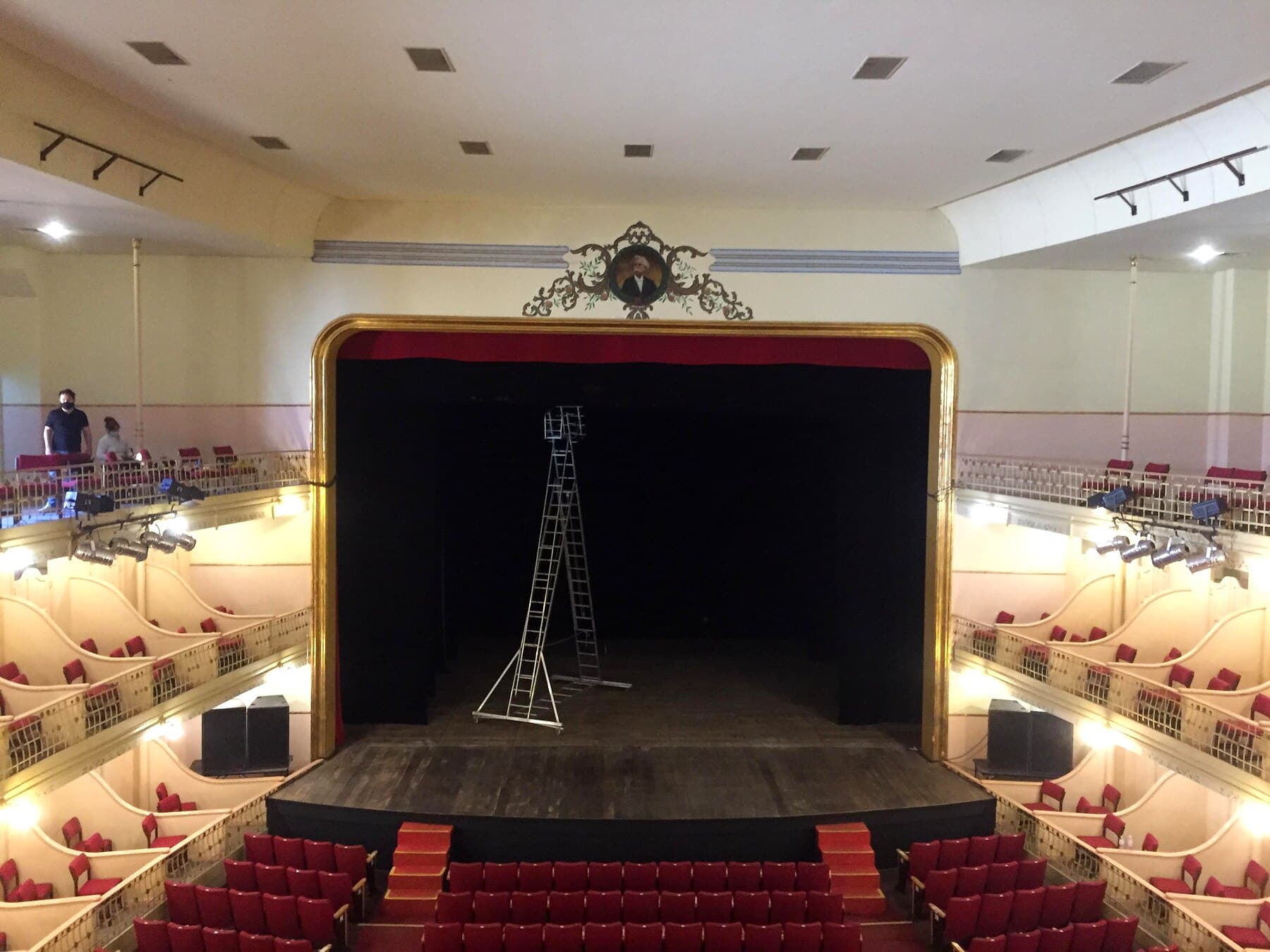 O palco e a boca de cena, com o medalhão de Carlos Gomes ao alto — vista da plateia em ferradura.
