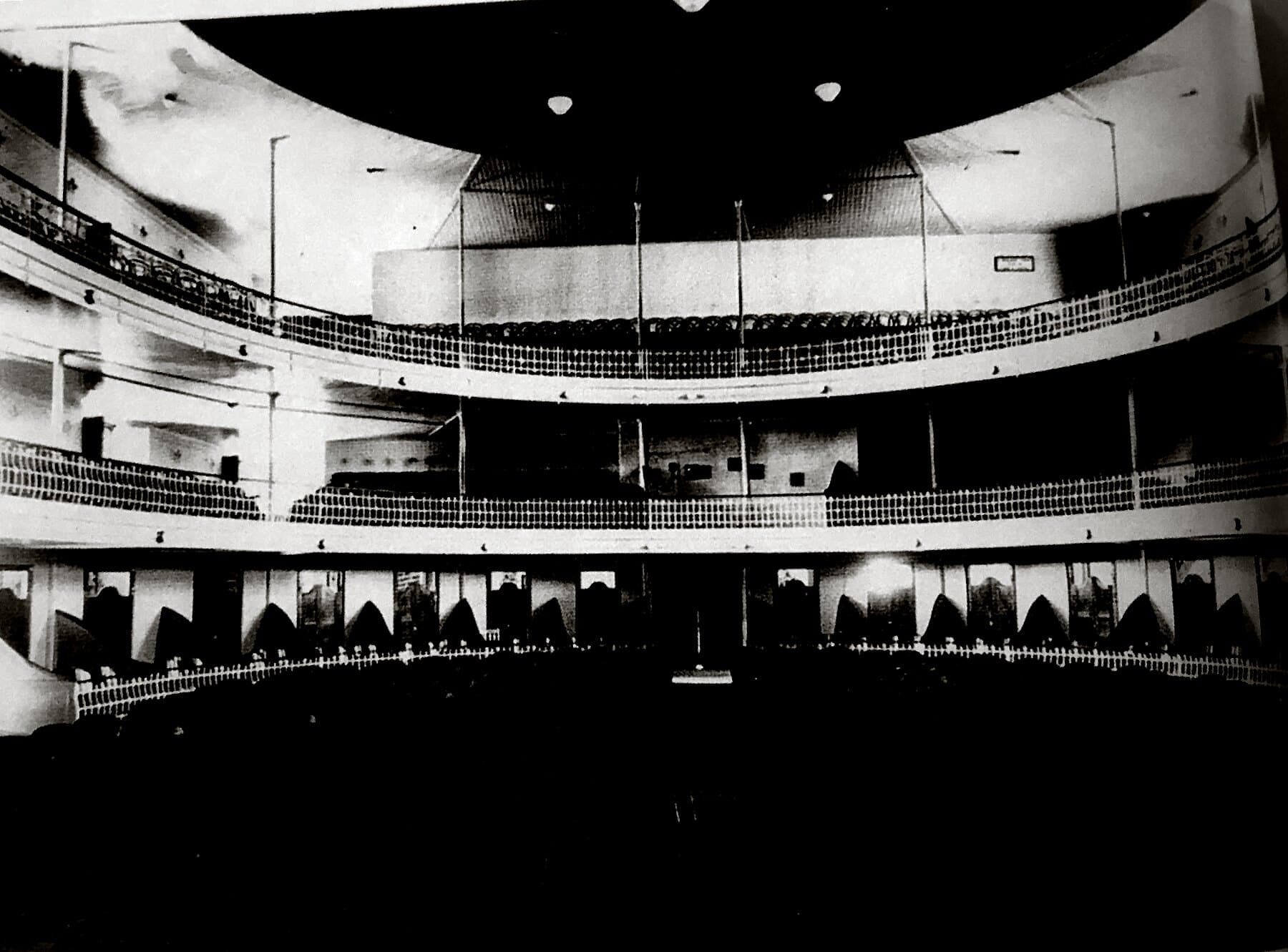 A sala em ferradura em fotografia histórica.