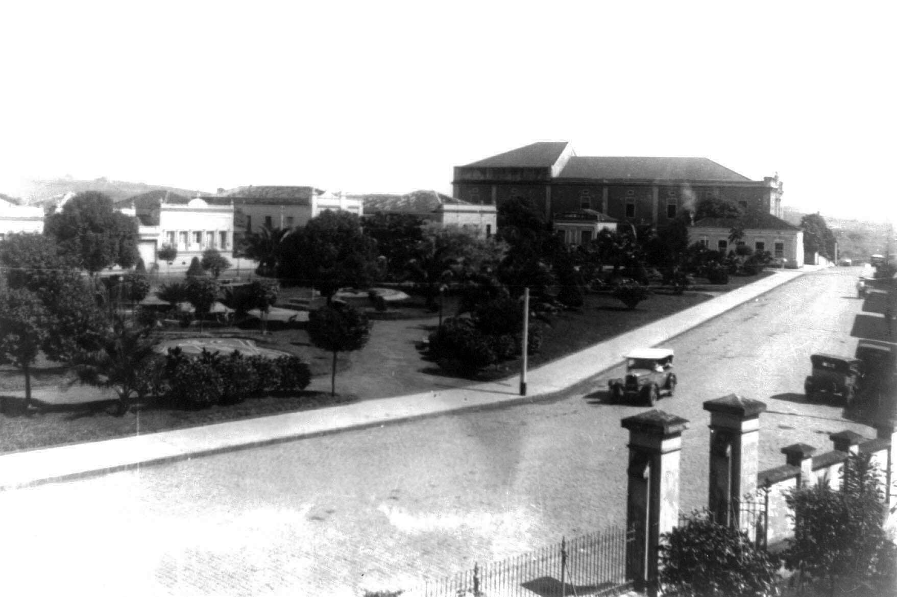 A Praça Joaquim José e o entorno do Theatro, por volta de 1920.