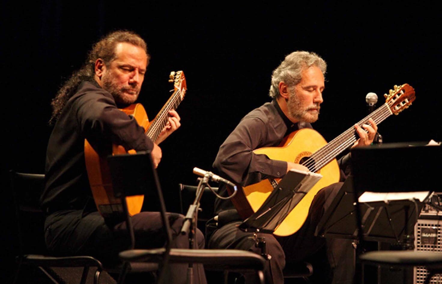 O Duo Assad — os irmãos Sérgio e Odair — no palco do Theatro.