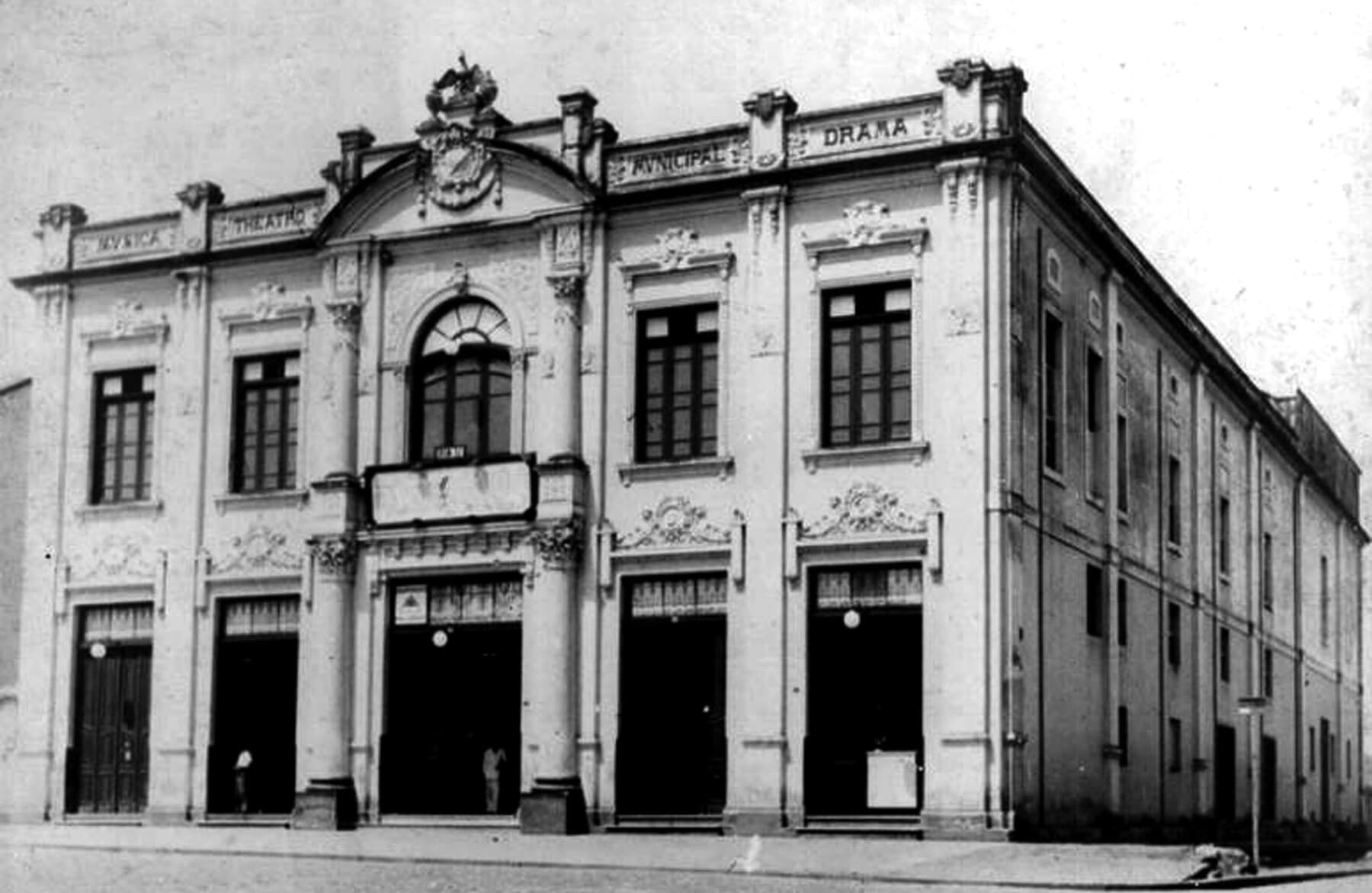 A fachada do Theatro na década de 1940.