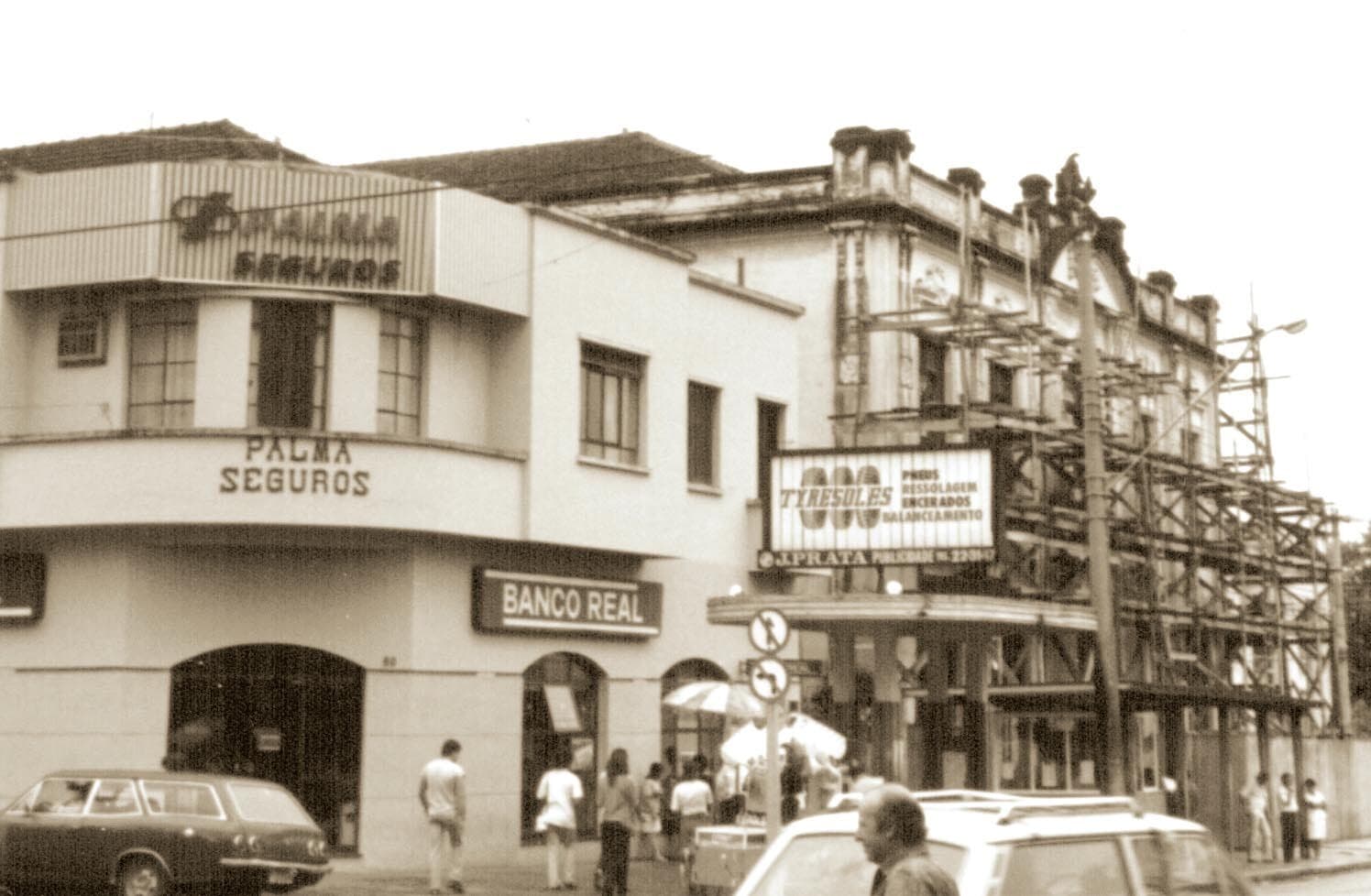 O Theatro no início da restauração, ainda marcado pela decadência.
