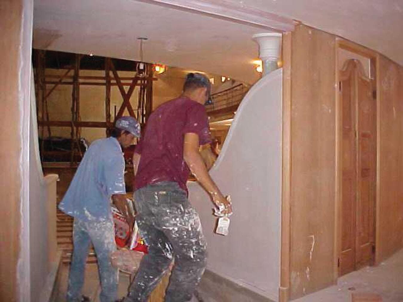 A pintura das frisas, durante o restauro.