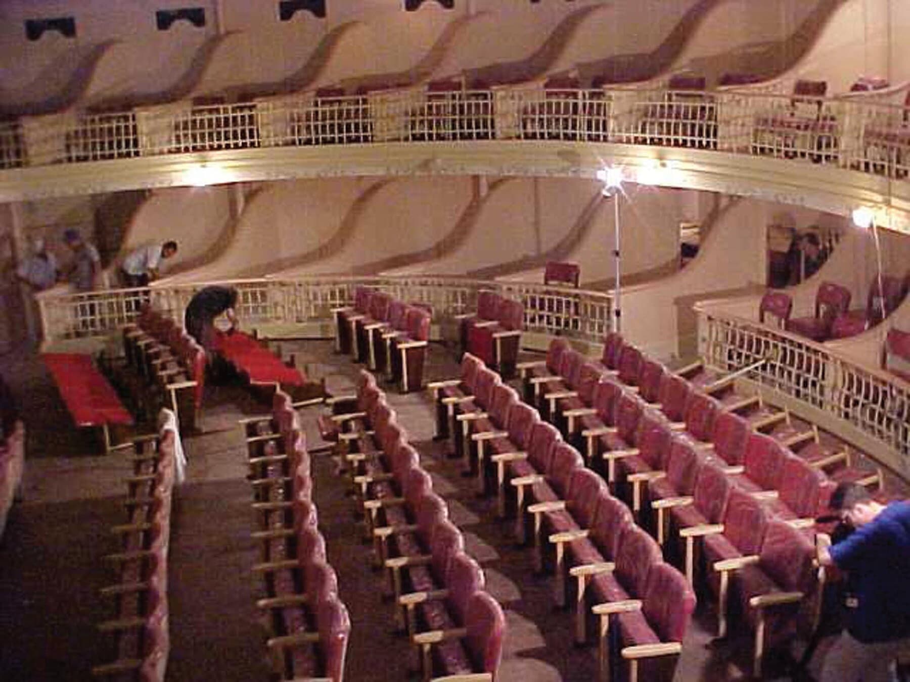 A colocação das poltronas na sala, durante o restauro.