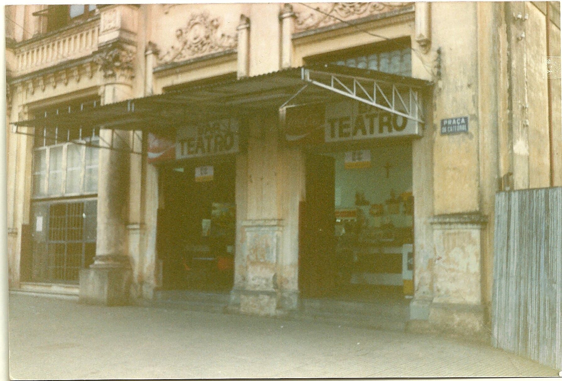 A entrada do Bar Theatro no tempo do cinema, na Praça da Catedral.