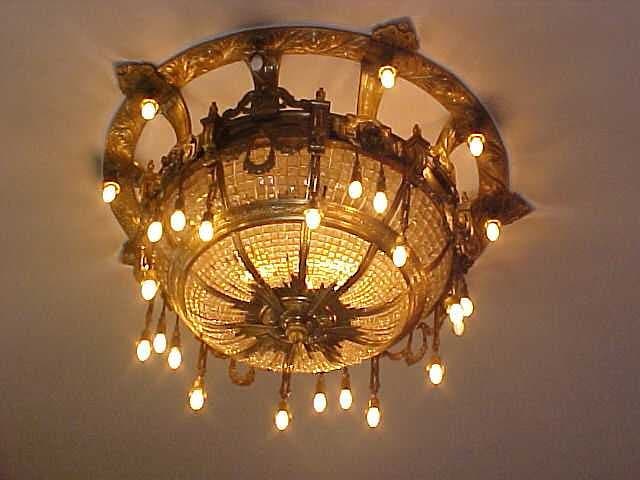 O lustre do foyer, em metal dourado e cristais, restaurado.