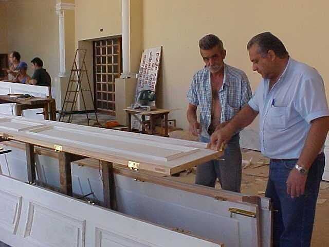 Marceneiros trabalham na recuperação das portas do Theatro, durante a obra de restauro.