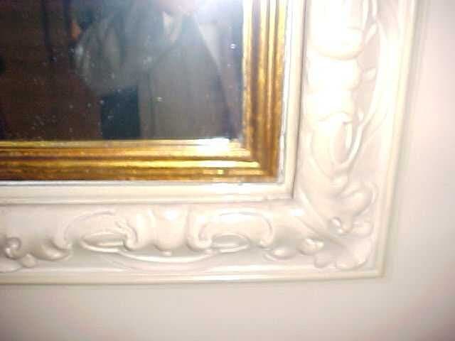 Detalhe de moldura em estuque e douração, restaurada.