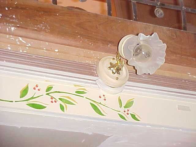 Detalhe da pintura decorativa da sala — ramo com frutos — recuperado durante o restauro.