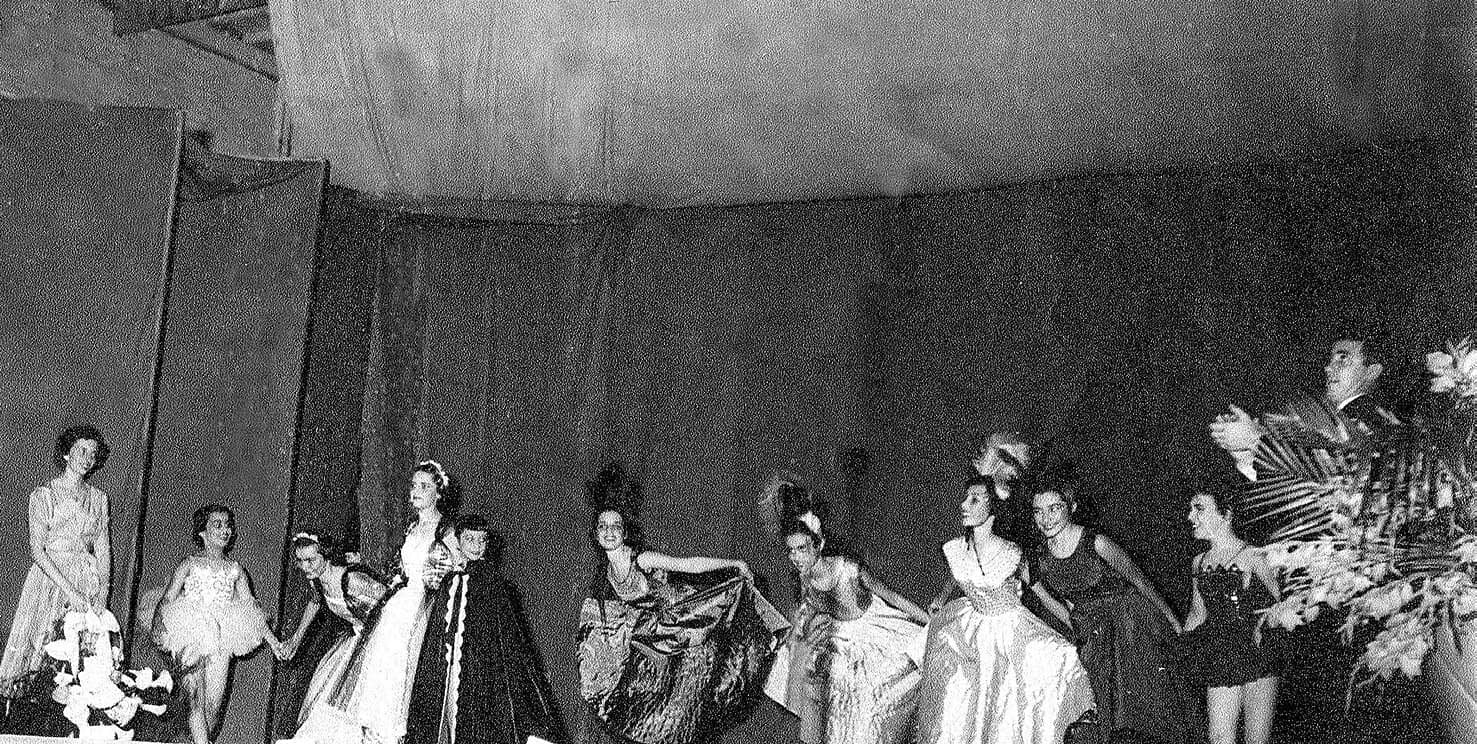 Uma cena de espetáculo no palco do Theatro, em registro antigo.