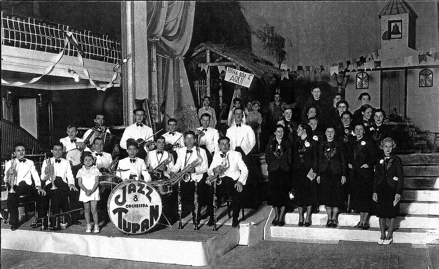 Um conjunto musical posado no palco do Theatro, em registro de outras décadas.