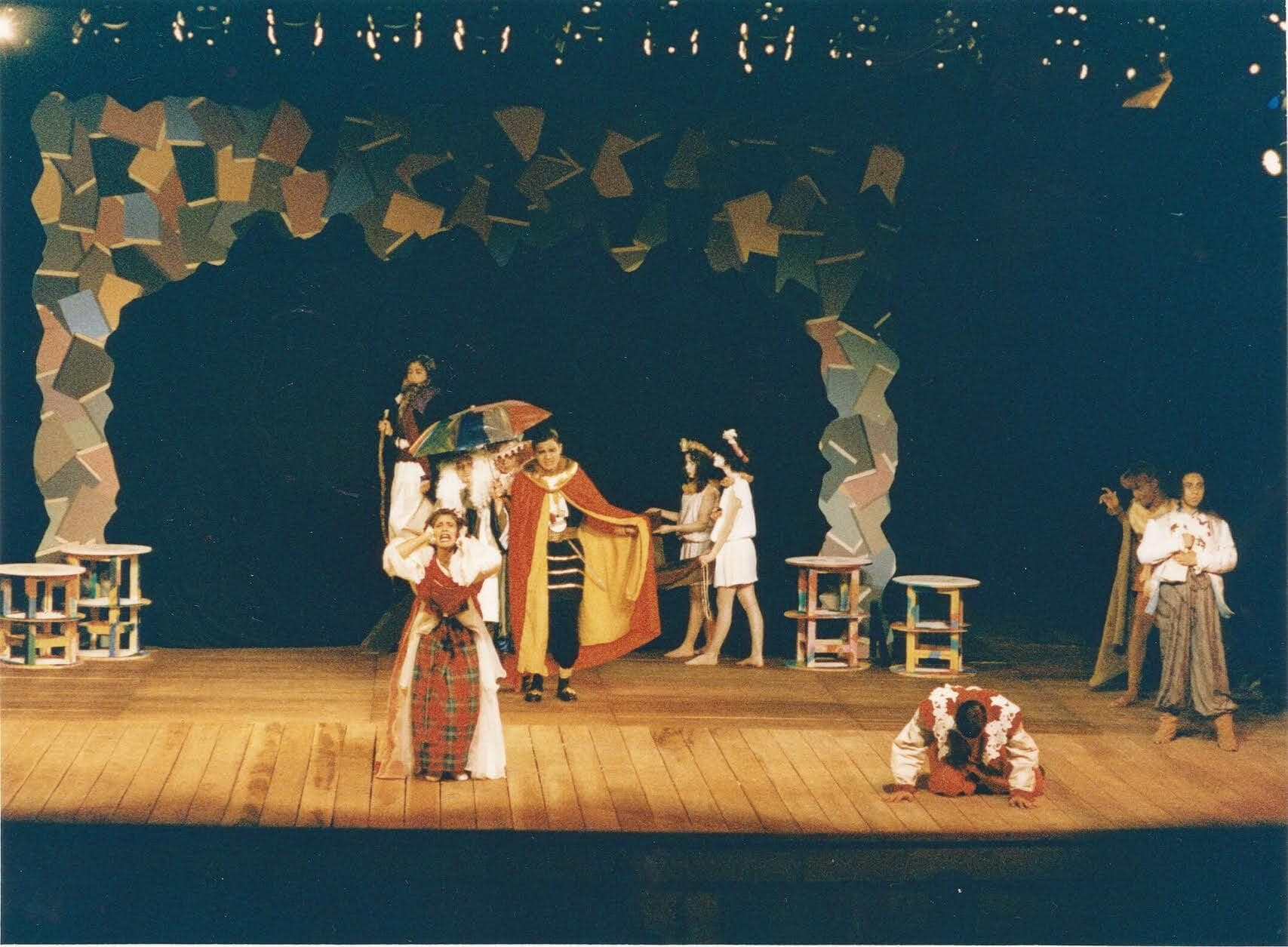 Um espetáculo teatral em cena no palco do Theatro.