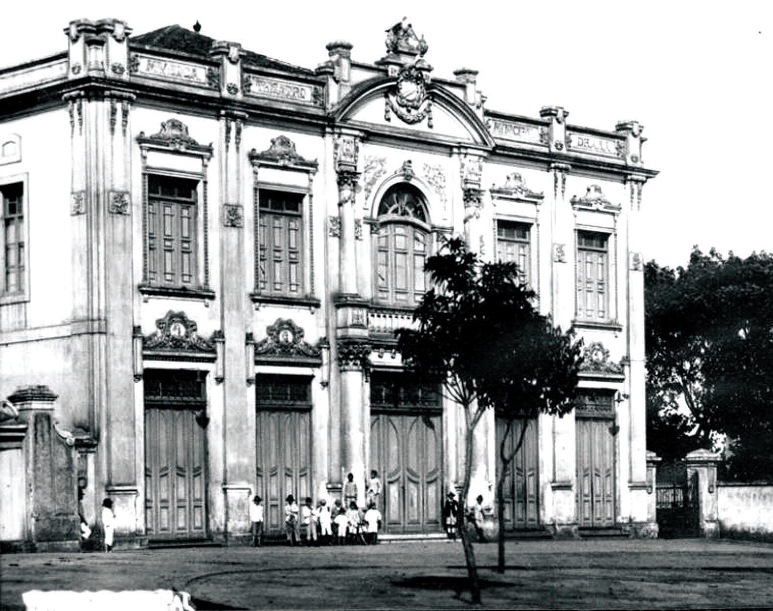 A fachada eclética do Theatro Municipal, em registro antigo.