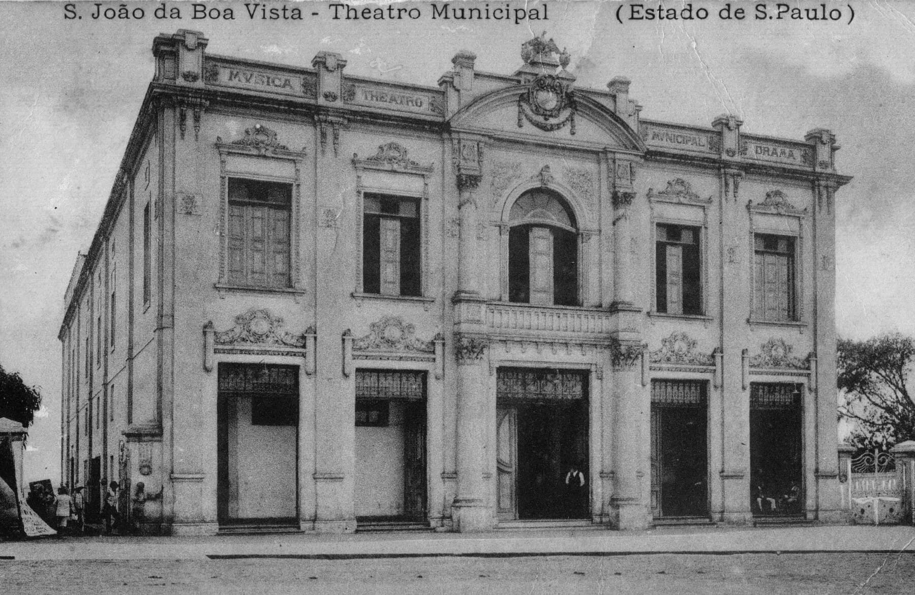 O Theatro Municipal em cartão-postal antigo — “S. João da Boa Vista, Estado de S. Paulo”.