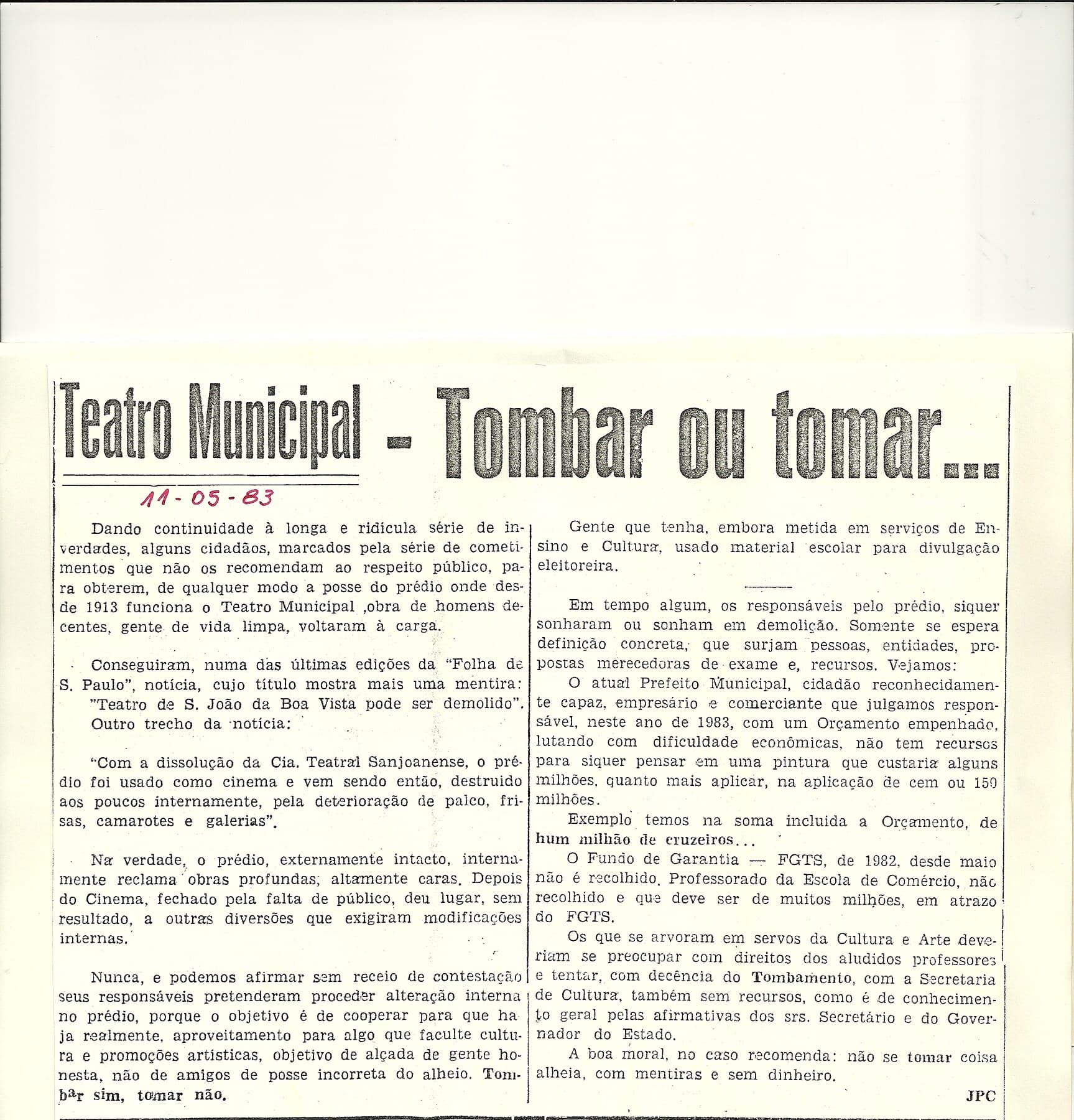 “Tombar ou tomar…” — recorte de jornal de 1983 sobre o impasse do destino do Theatro, entre a ameaça de demolição e a defesa do tombamento.