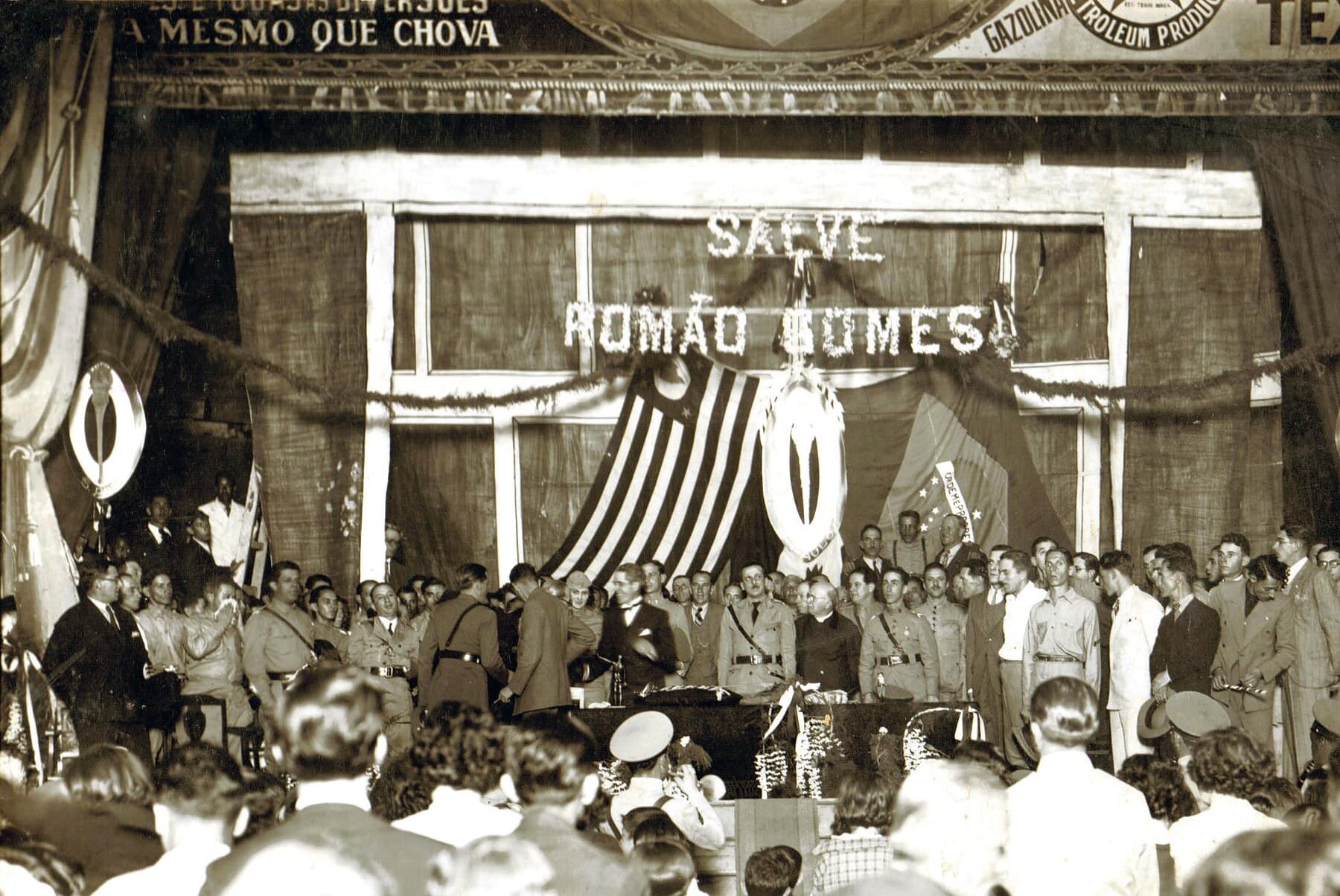 “Salve Romão Gomes” — a sala tomada para a homenagem ao comandante no Theatro, em 1933.