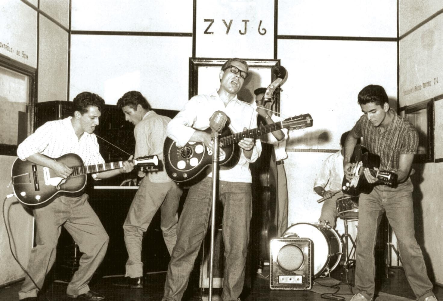 O conjunto Nin e seus Roquetes no auditório da Rádio Difusora ZYJ-6, no segundo andar do Theatro, por volta de 1960.