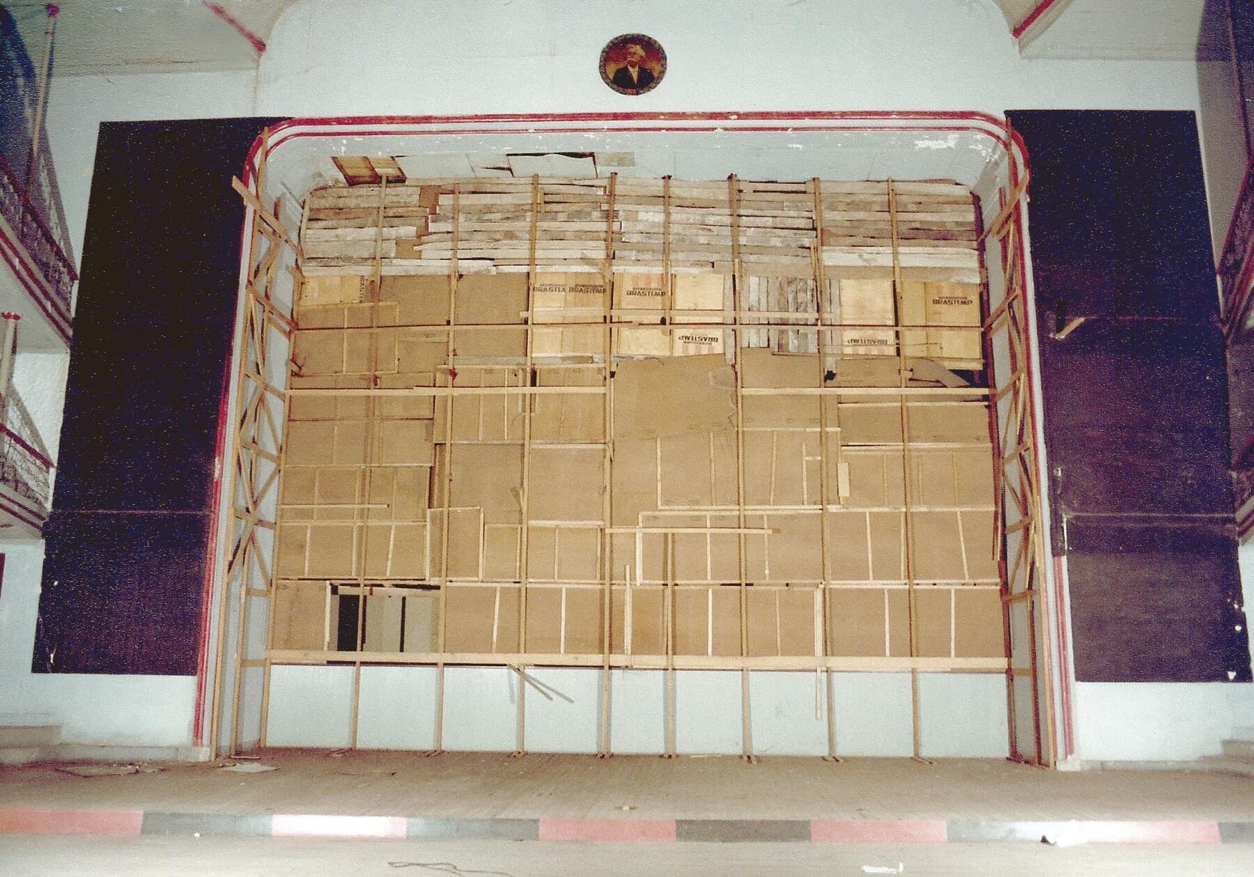 A retirada da tela de cinema do palco do Theatro — o fim do ciclo do CineTheatro.