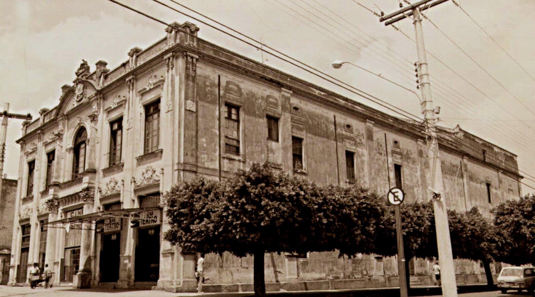 A fachada do Theatro e a esquina da praça, em registro antigo.