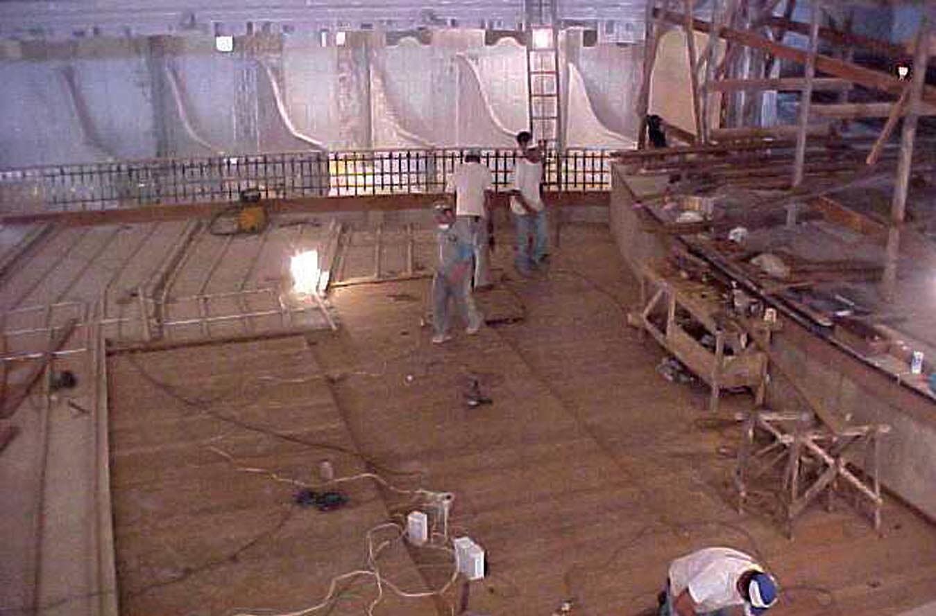 A sala em ferradura durante o restauro, vista do palco.