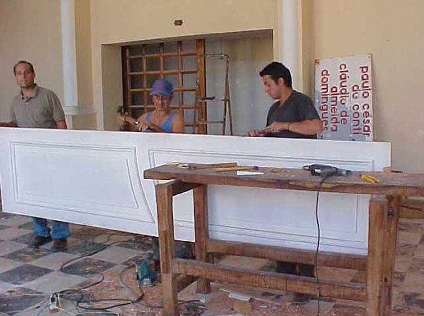 O foyer do Theatro durante as obras de restauro, com a marcenaria em recuperação.