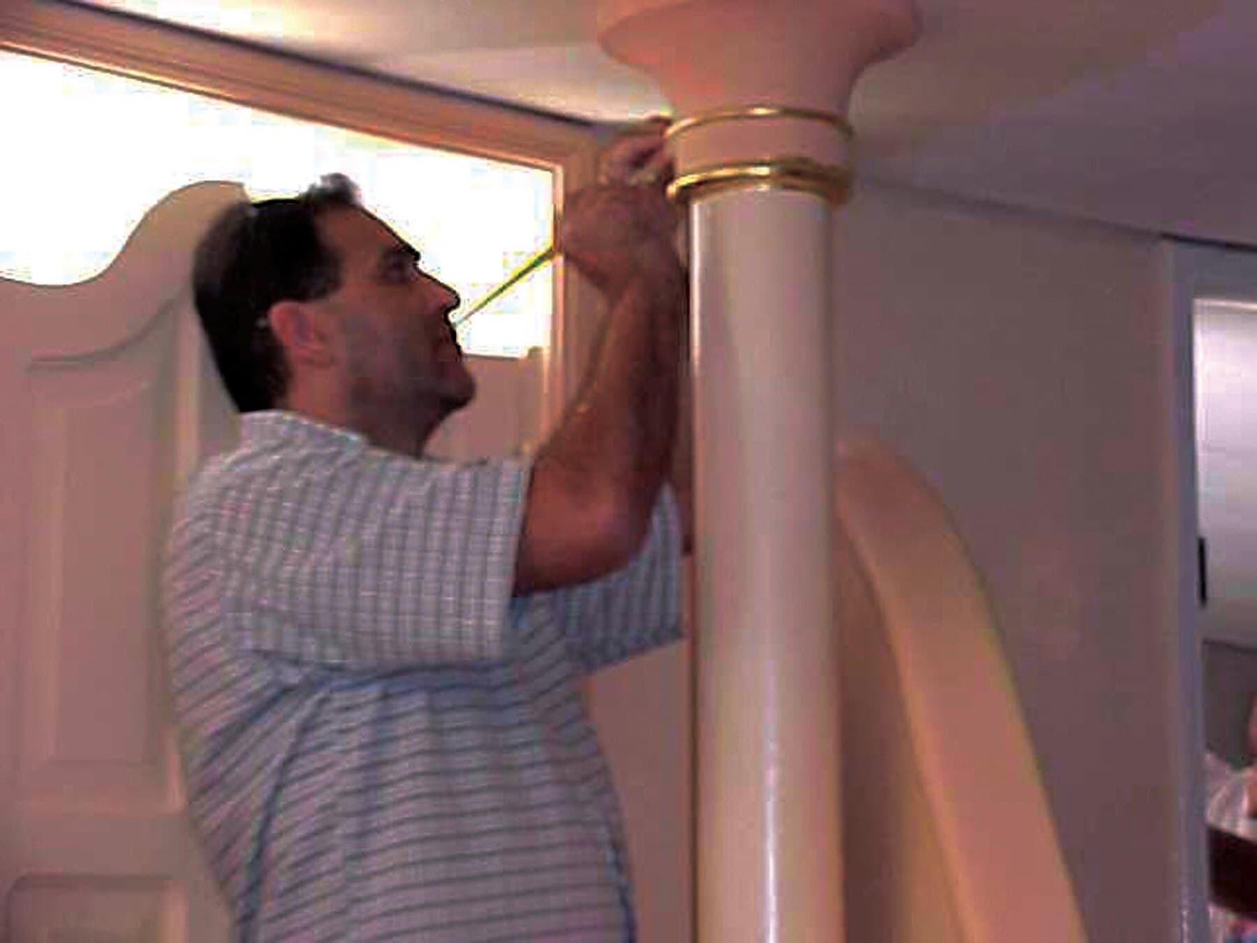 Maércio Mazzi no trabalho de douração dos capitéis.