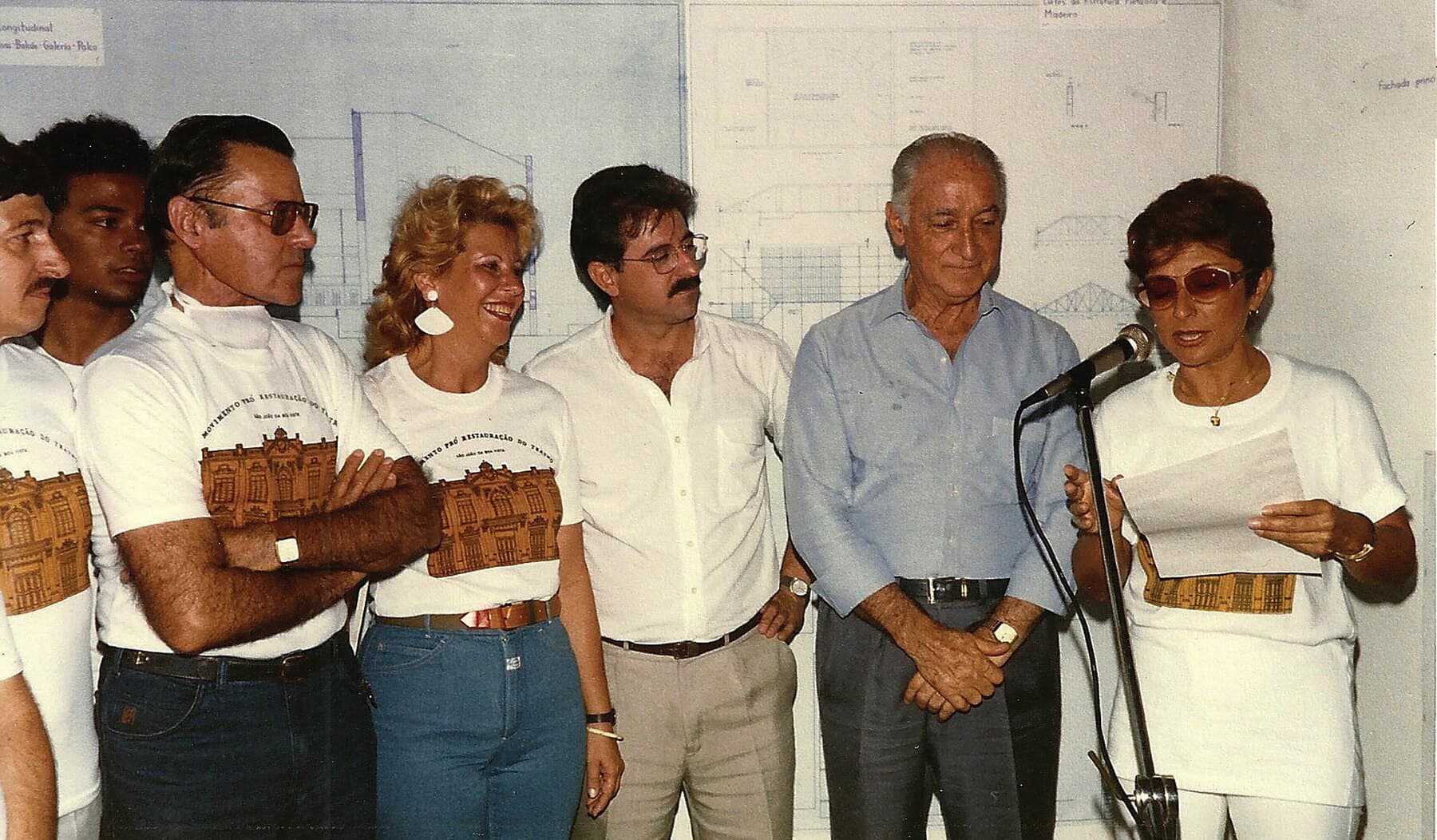 José Marcondes, Maurício e Aparecidinha Azevedo, Sidney Beraldo, o governador Franco Montoro e Iola Azevedo, no Theatro.