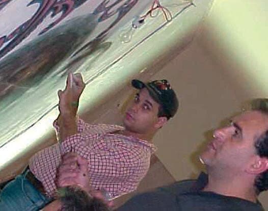 Maércio Mazzi e Elias Gervasi no restauro da pintura.