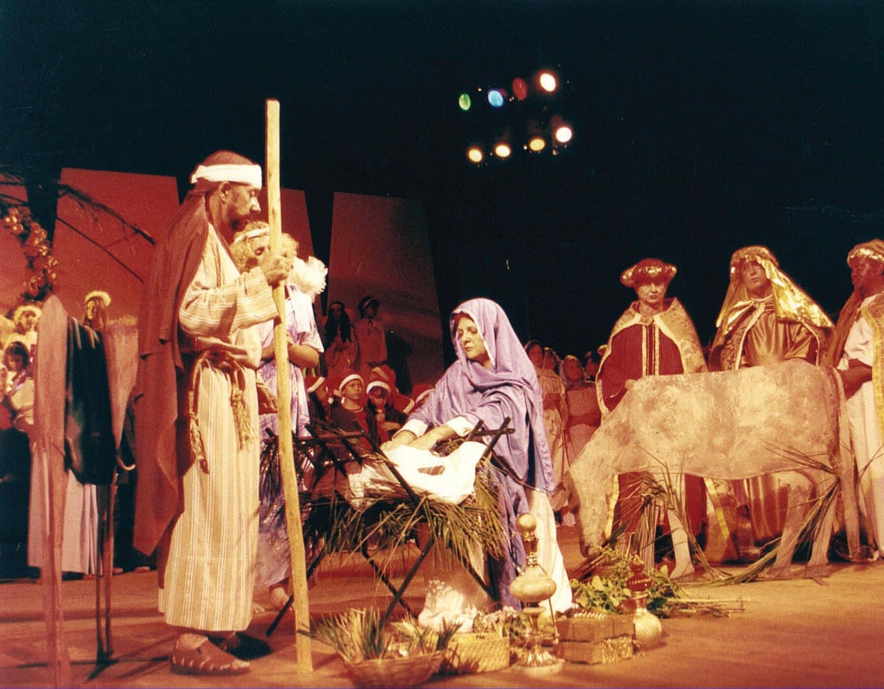 Um espetáculo teatral em cena no palco do Theatro restaurado.