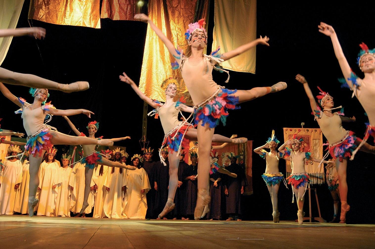 Studio Joellen de Ballet Clássico, no palco do Theatro. Foto Fritz.