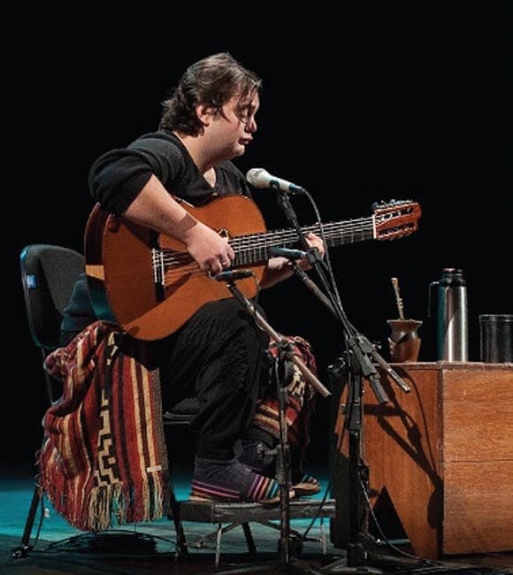Yamandu Costa, ao violão, no Theatro.