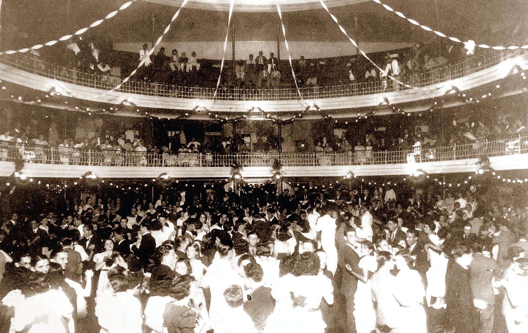 Uma festa de salão no Theatro, a plateia tomada pelos convidados.