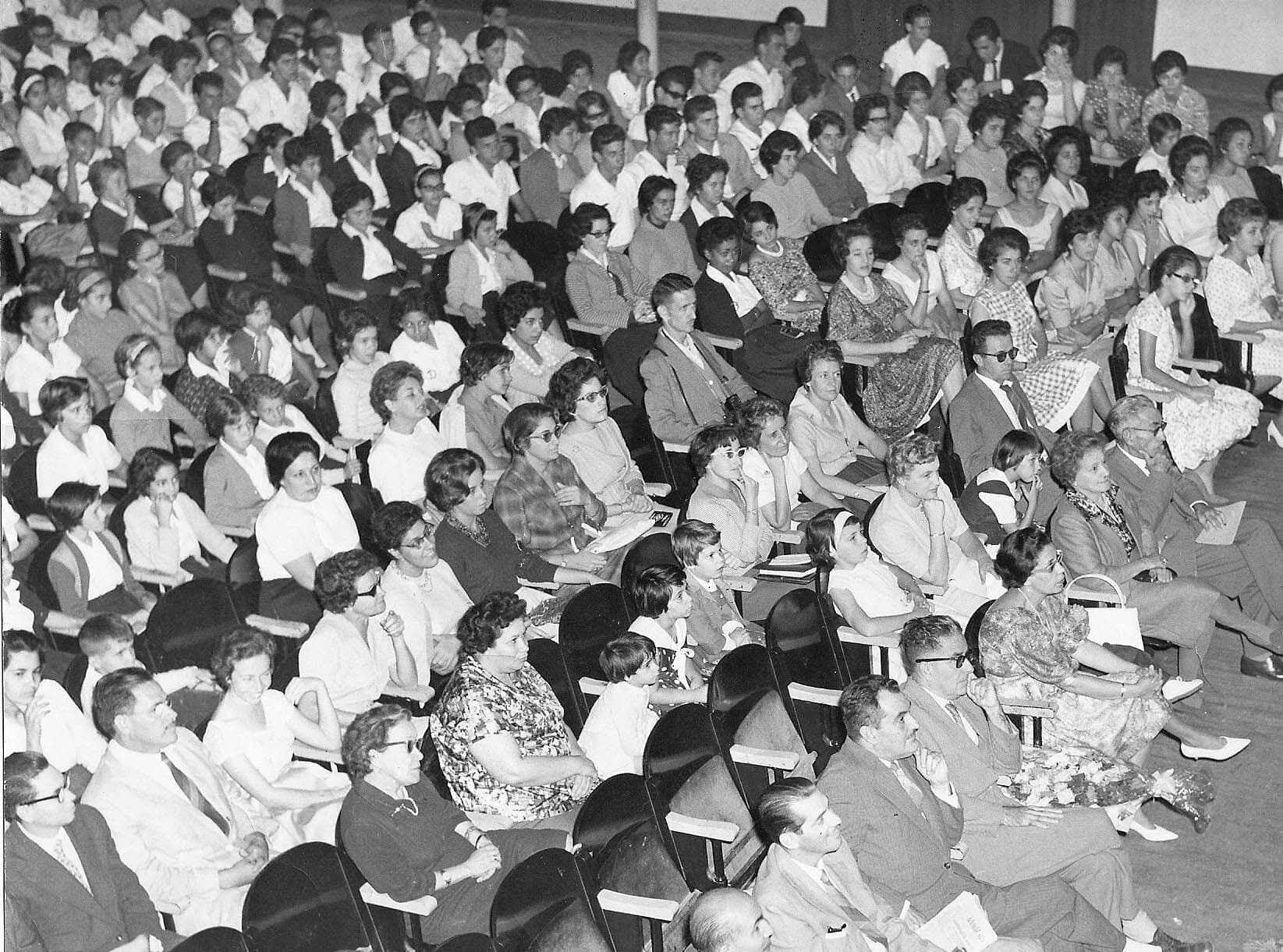 A plateia lotada de espectadores, em registro de outras décadas.