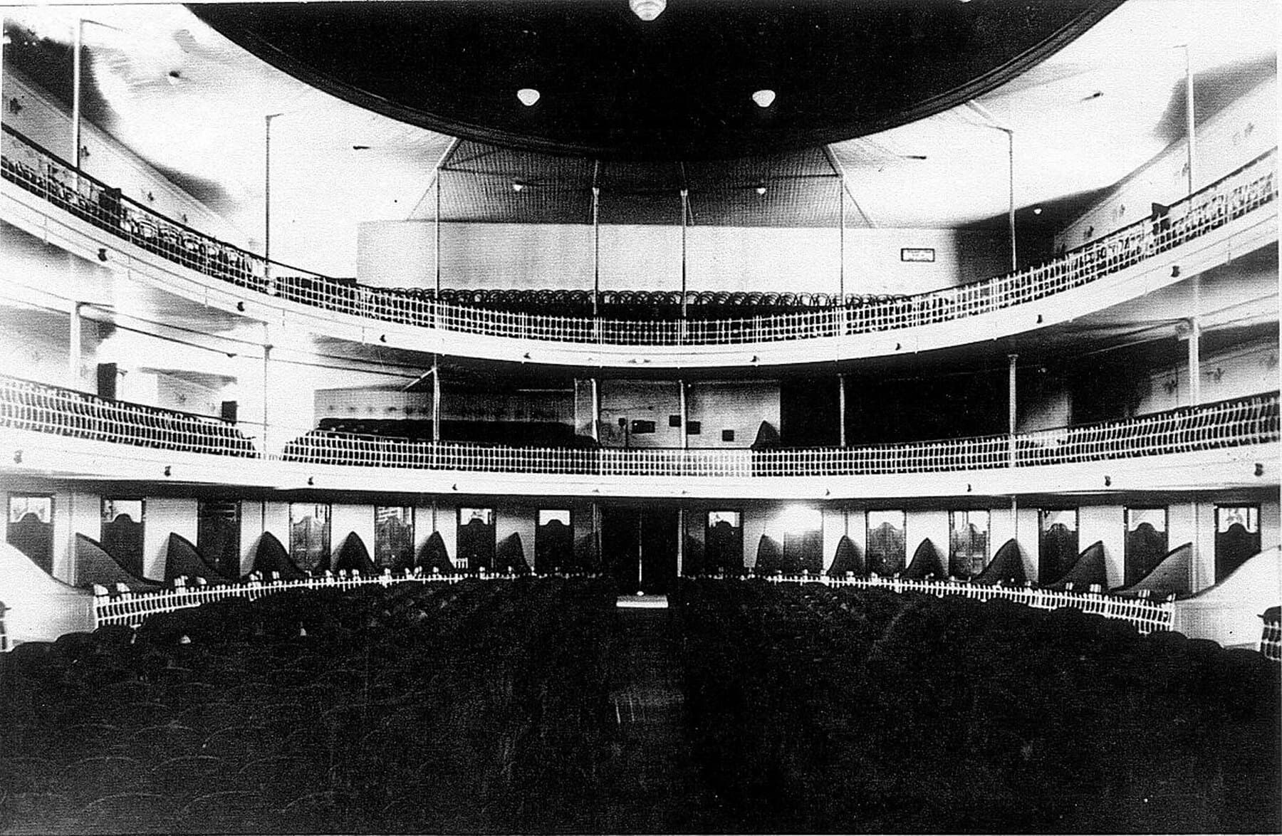 A sala em ferradura vista do alto, com a plateia vazia, em registro antigo.