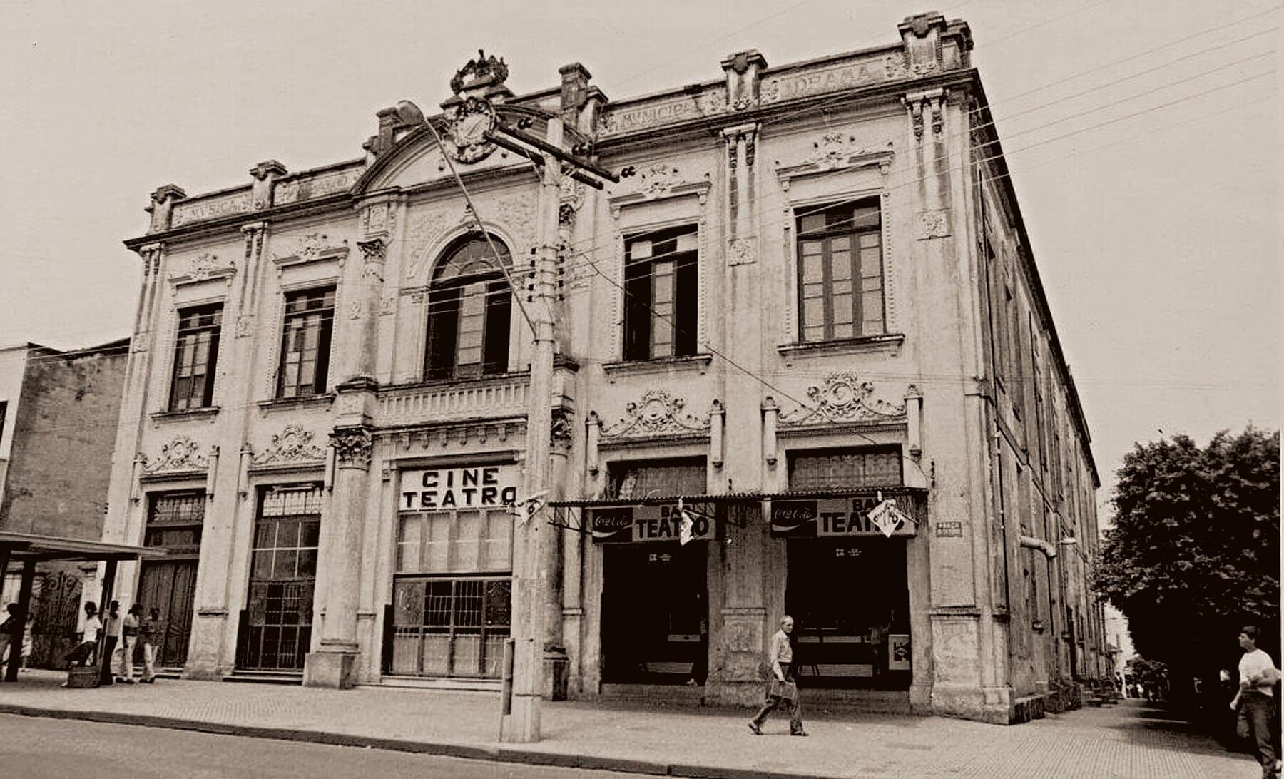 A fachada eclética do Theatro em cartão-postal antigo.
