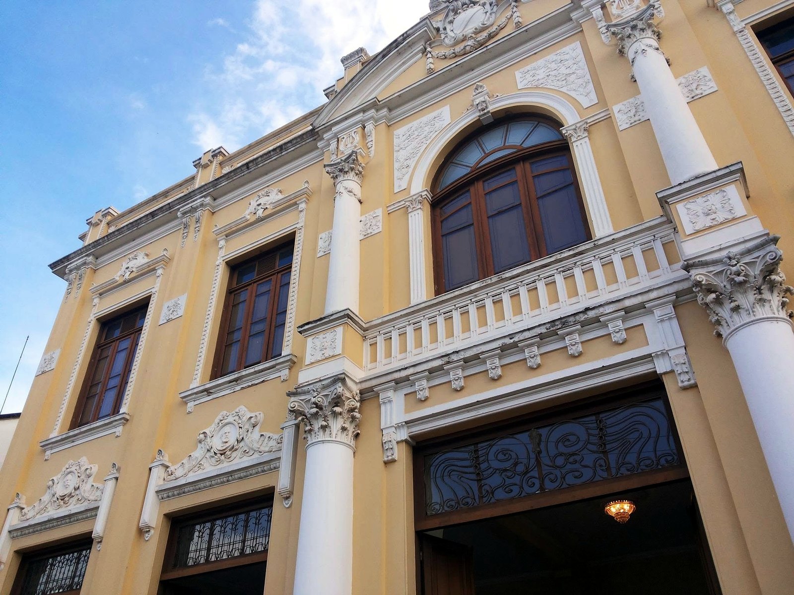 A fachada do Theatro Municipal vista da calçada