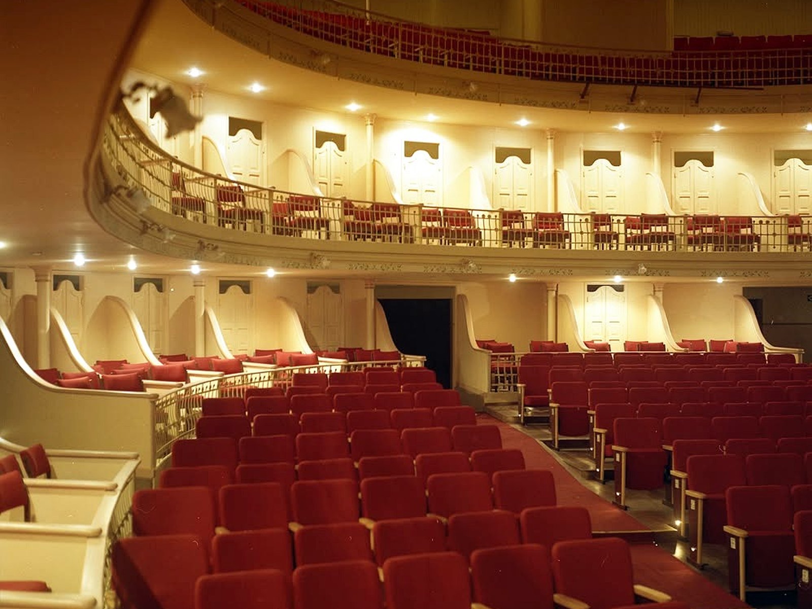 A sala em ferradura, com as poltronas vermelhas e as duas galerias
