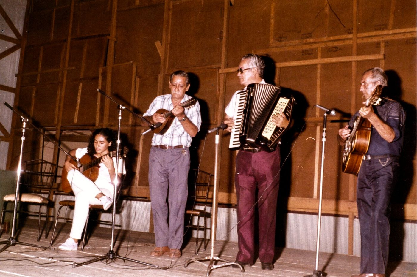 Badi Assad e Jorge Assad em cena — a música voltando ao Theatro aos poucos.