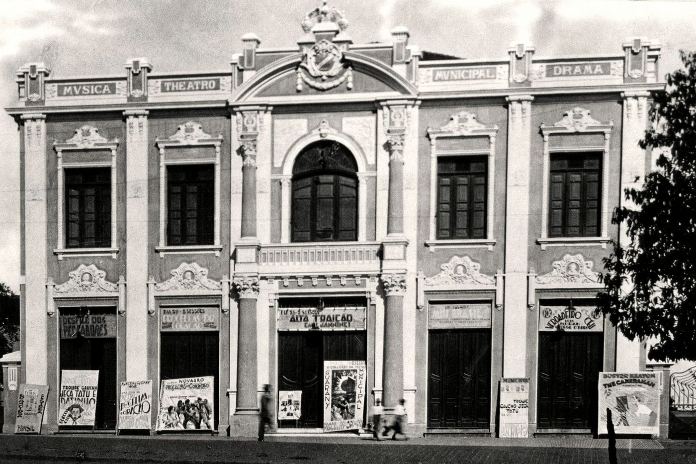 A fachada na época do Cine Theatro, com os cartazes de cinema no térreo.