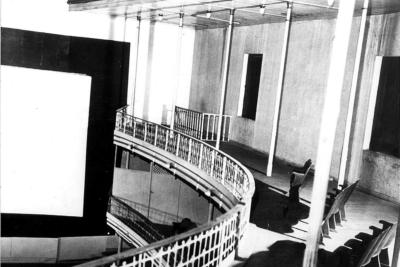 A tela do cinema montada na sala em ferradura.