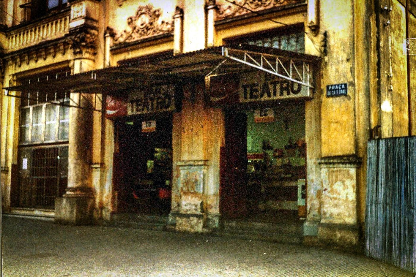 A porta do antigo Bar Theatro, já em avançada decadência.