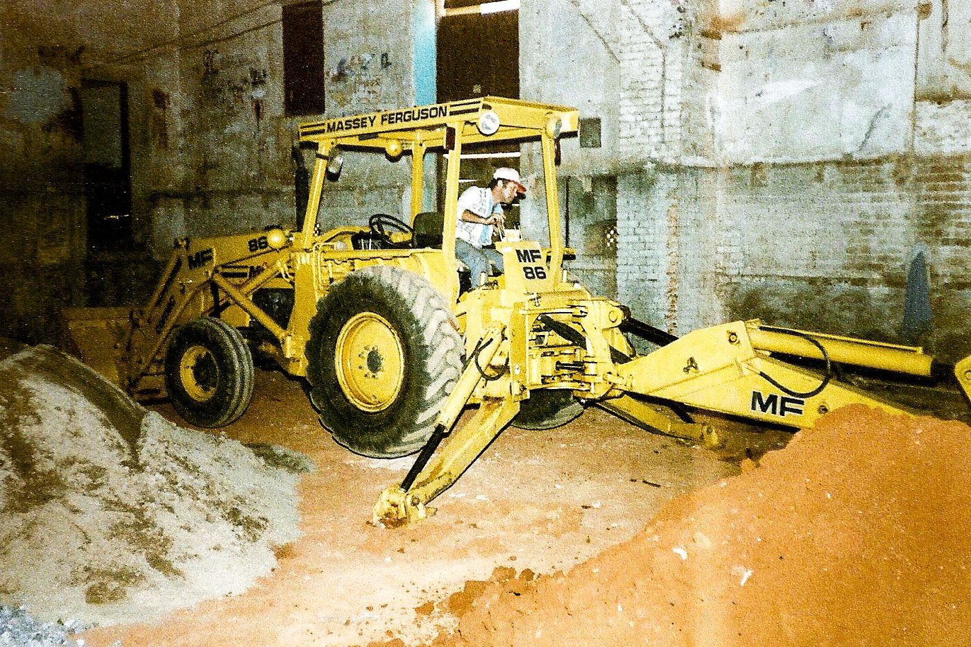 A escavação do fosso da orquestra, sob o palco, durante as obras.