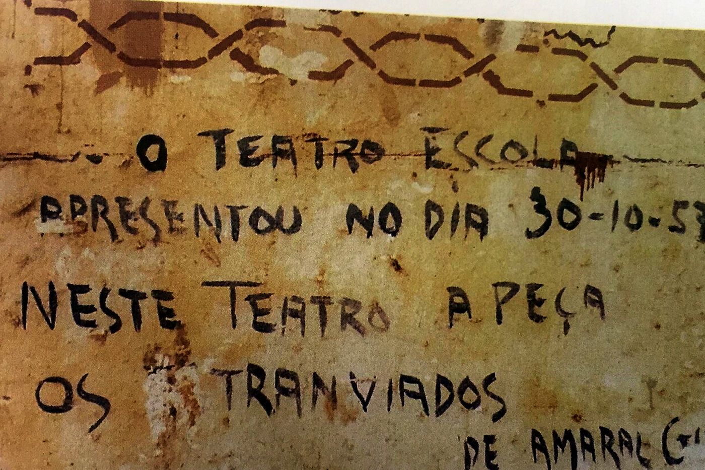 O recado que os alunos do Teatro-Escola deixaram na lateral do palco depois de “Os Transviados”, em 30 de outubro de 1957 — mantido no restauro.
