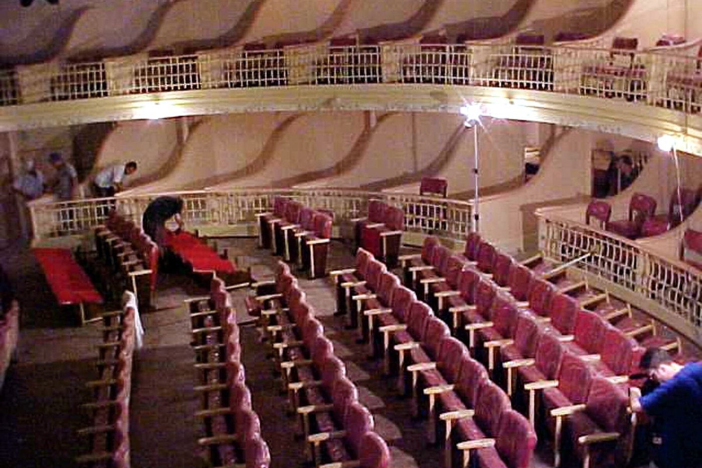 A colocação das poltronas na sala, durante o restauro.